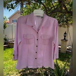 Pink blouse 👚 3/4 sleeves, button down.